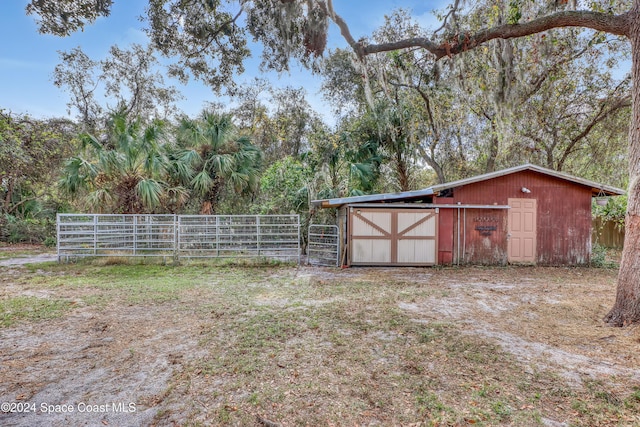 view of yard featuring an outdoor structure