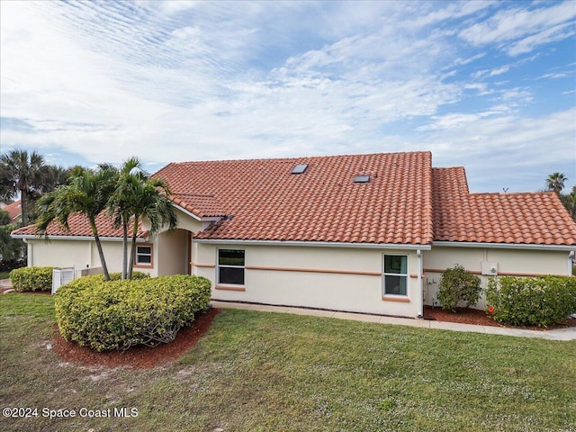 view of front of home with a front lawn