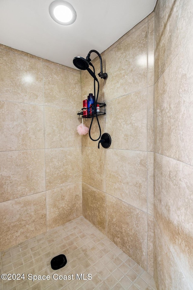 bathroom featuring tiled shower