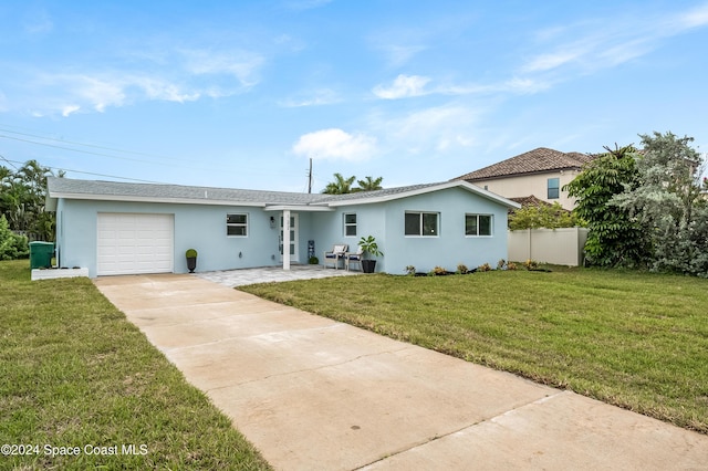 view of front of property featuring a front lawn and a garage