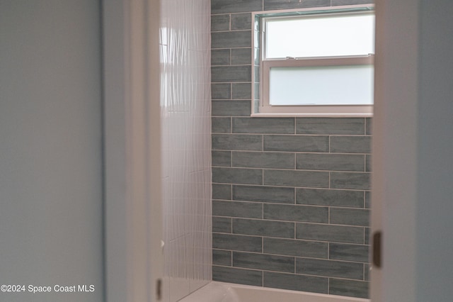 bathroom featuring a tile shower