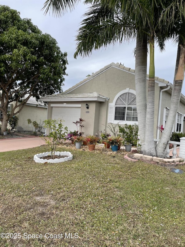 view of front facade featuring a garage and a front yard