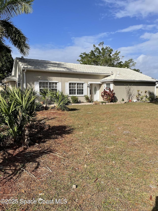 view of front of home featuring a front yard