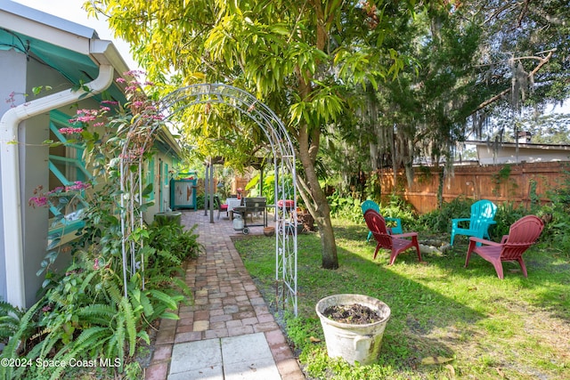 view of yard featuring a patio area