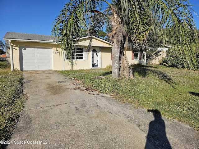 view of front of house featuring a garage and a front lawn