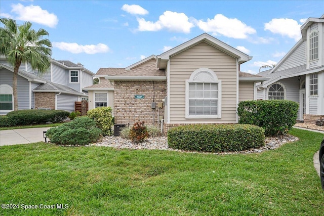 view of front of property featuring a front yard