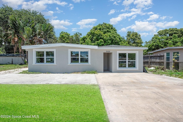 single story home featuring a front yard