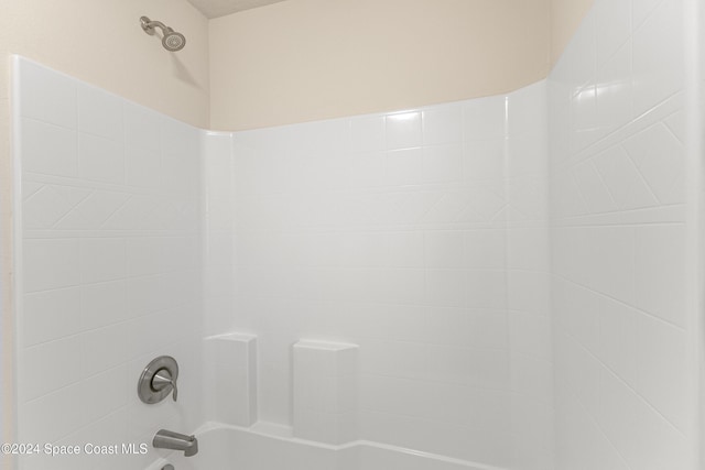 bathroom with tiled shower / bath combo