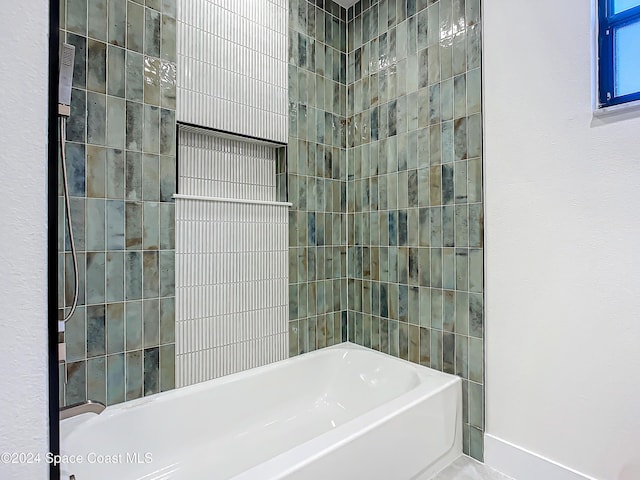 bathroom featuring tiled shower / bath combo