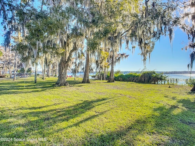 view of yard featuring a water view