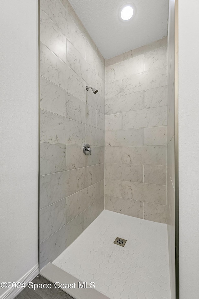 bathroom featuring tiled shower