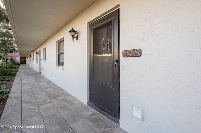 view of exterior entry featuring stucco siding