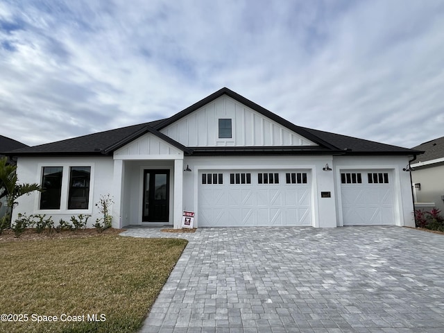 view of front of property featuring a front yard and a garage