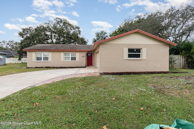 single story home featuring a front lawn