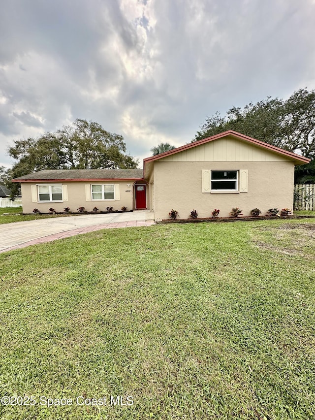 ranch-style house featuring a front lawn