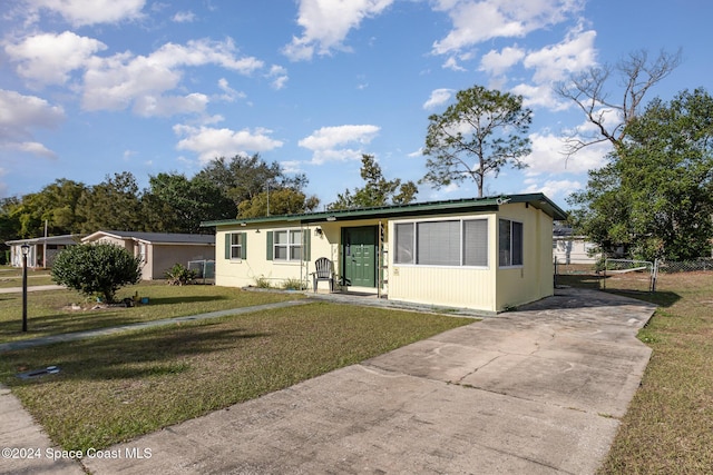 manufactured / mobile home featuring a front yard