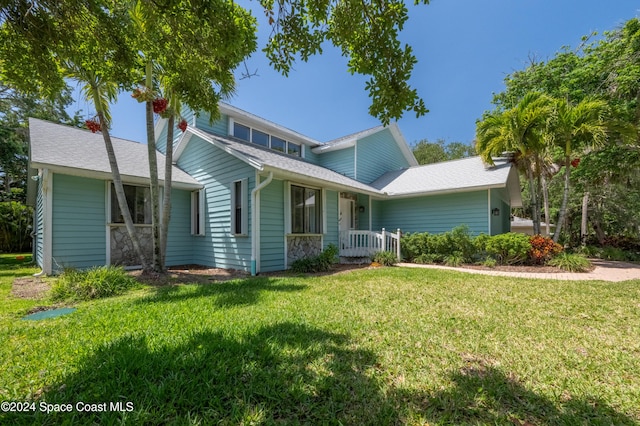 view of front property featuring covered porch and a front lawn