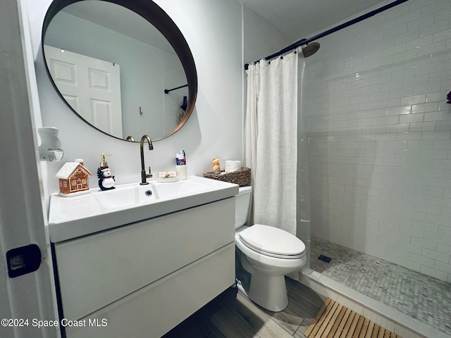 bathroom with a shower with shower curtain, vanity, and toilet