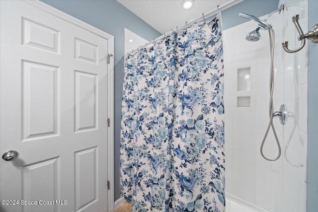 bathroom featuring a shower with shower curtain