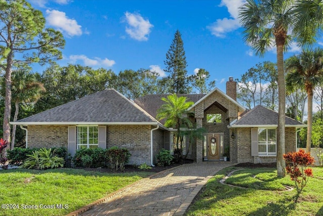 ranch-style home featuring a front lawn