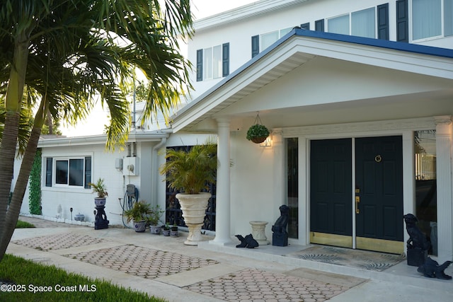 entrance to property with stucco siding