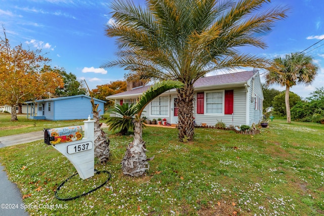 view of front facade with a front yard