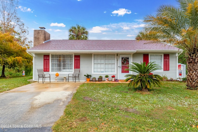 single story home with a front yard