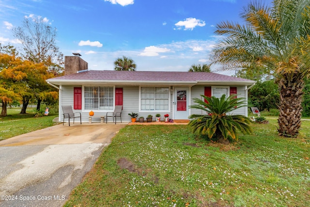 view of front of property with a front lawn