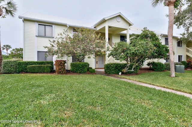 view of front of house with a front lawn