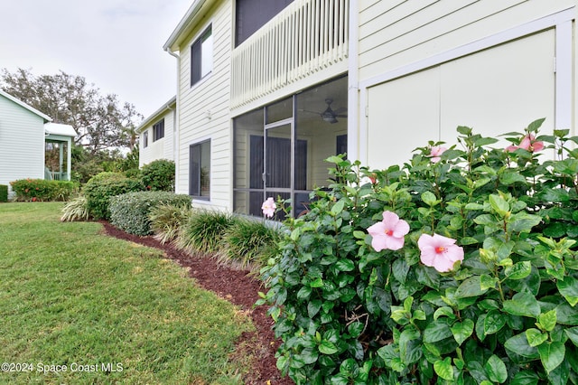 view of side of property featuring a lawn