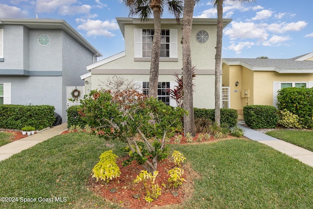 front facade featuring a front yard