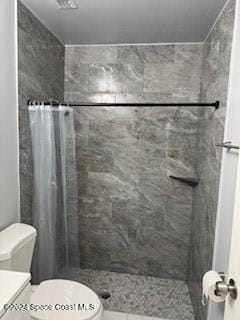 bathroom featuring a shower with shower curtain, vanity, and toilet