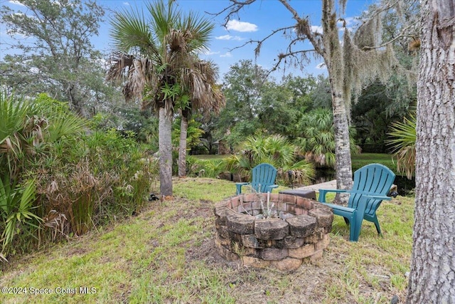 view of yard featuring a fire pit