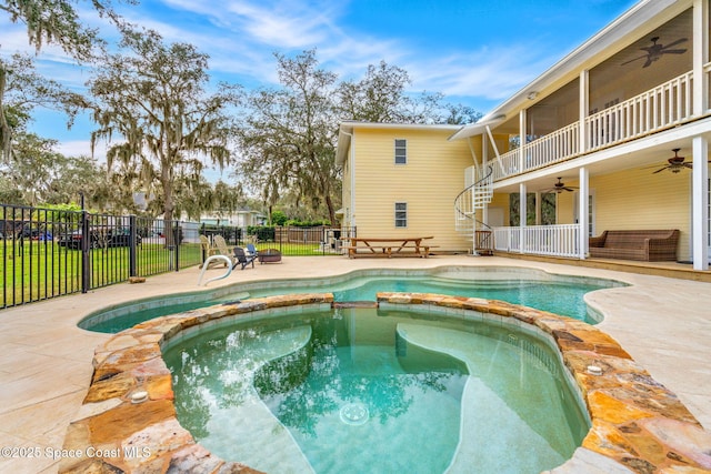 view of swimming pool with an in ground hot tub, a yard, ceiling fan, and a patio area