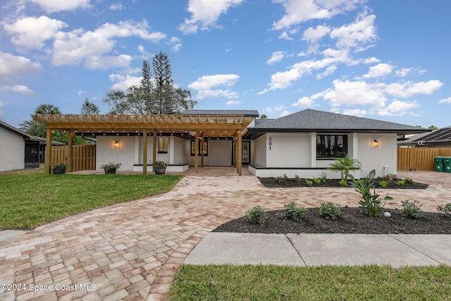 view of front of property featuring a front lawn