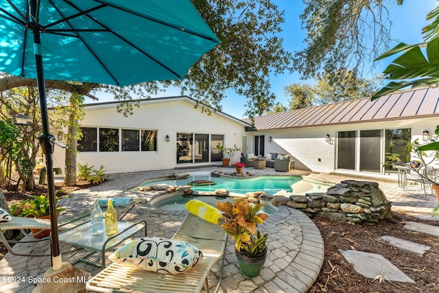 view of pool featuring a patio area, an outdoor hangout area, and a jacuzzi