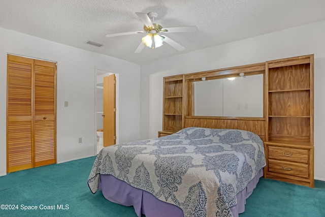 carpeted bedroom with ceiling fan, a closet, ensuite bathroom, and a textured ceiling