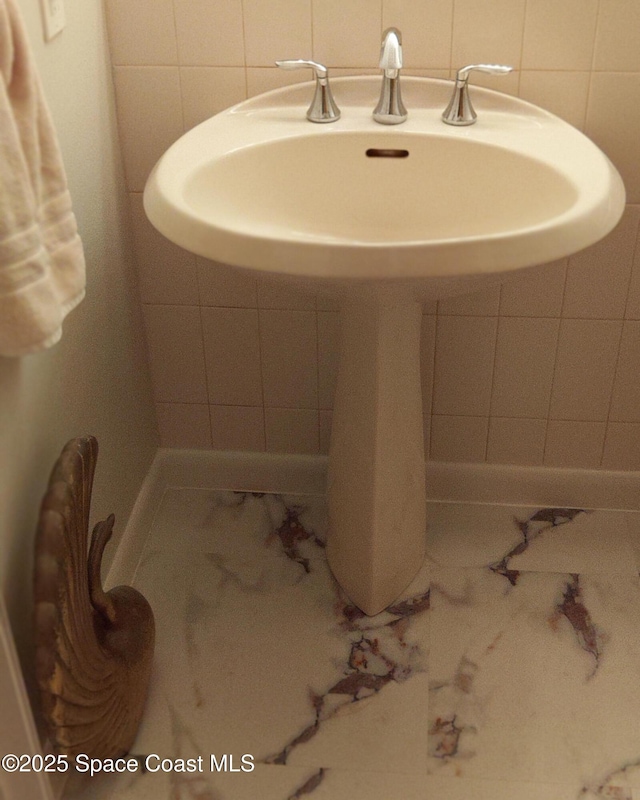 bathroom featuring tile walls