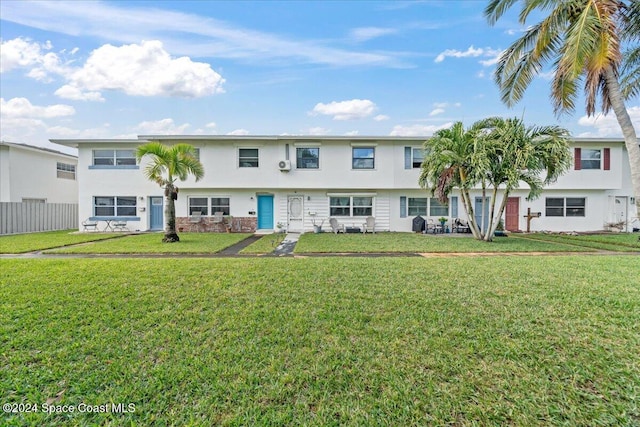 view of front of property featuring a front yard