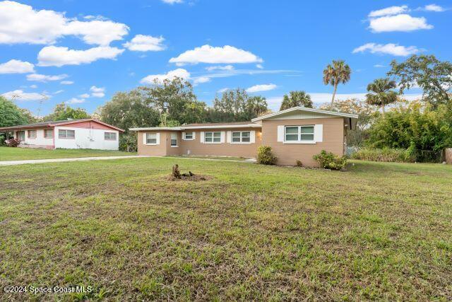 ranch-style house featuring a front lawn