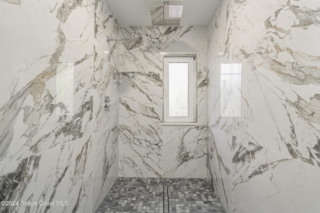 bathroom featuring tiled shower