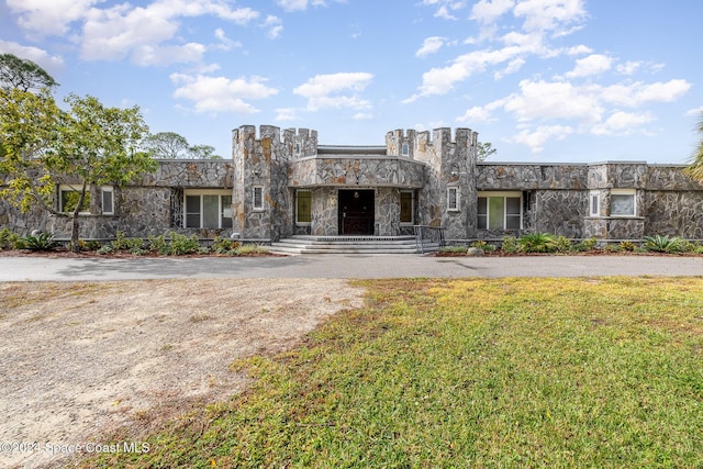 view of front of home with a front lawn