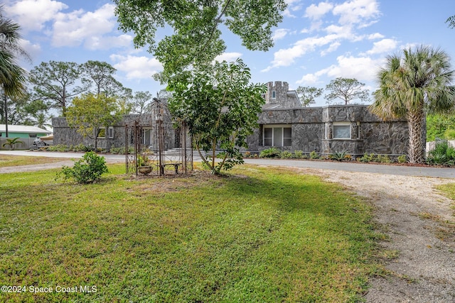 view of front of property featuring a front yard