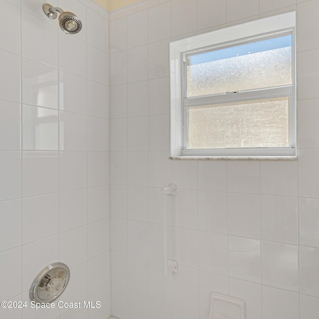 bathroom featuring tiled shower