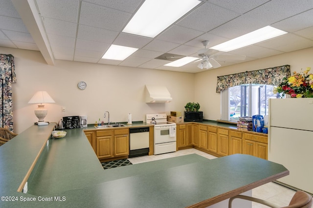 kitchen featuring kitchen peninsula, custom range hood, white appliances, ceiling fan, and sink