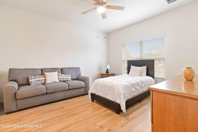 bedroom featuring light hardwood / wood-style floors and ceiling fan