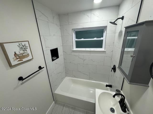 bathroom with tiled shower / bath combo