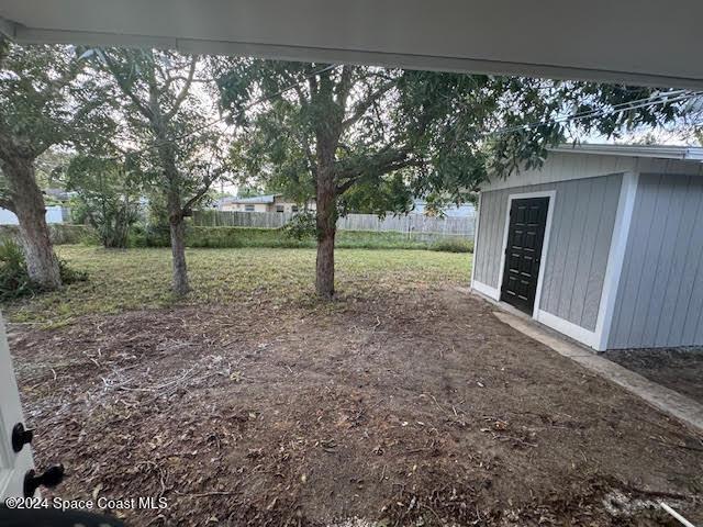 view of yard with an outdoor structure