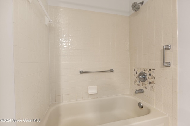 bathroom featuring tiled shower / bath combo