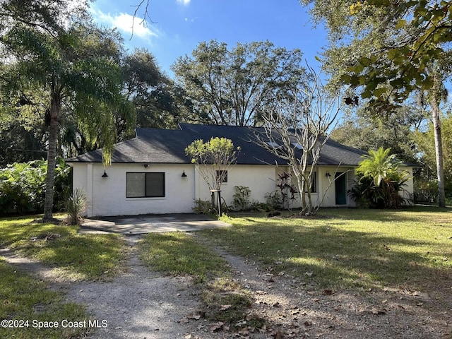 view of front of home featuring a patio and a front yard